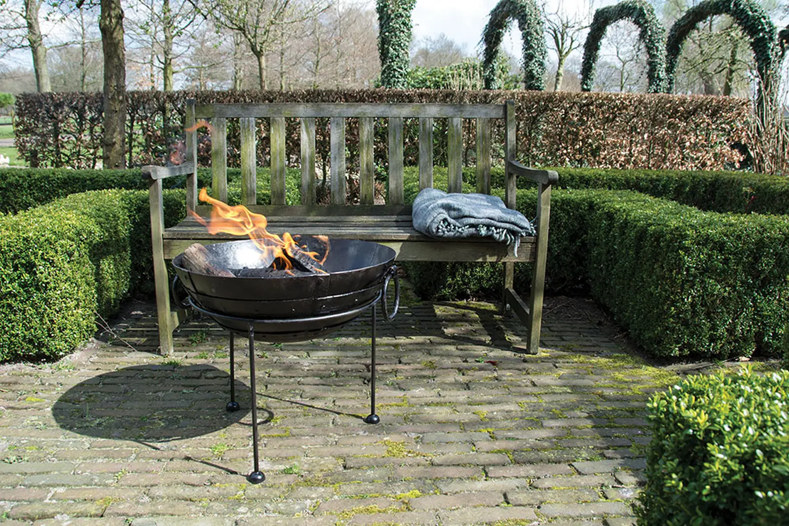 Ohniště FANCY FLAMES kovové na trojnožce, 55 x 54 x 43 cm (DOPRODEJ)|Esschert Design